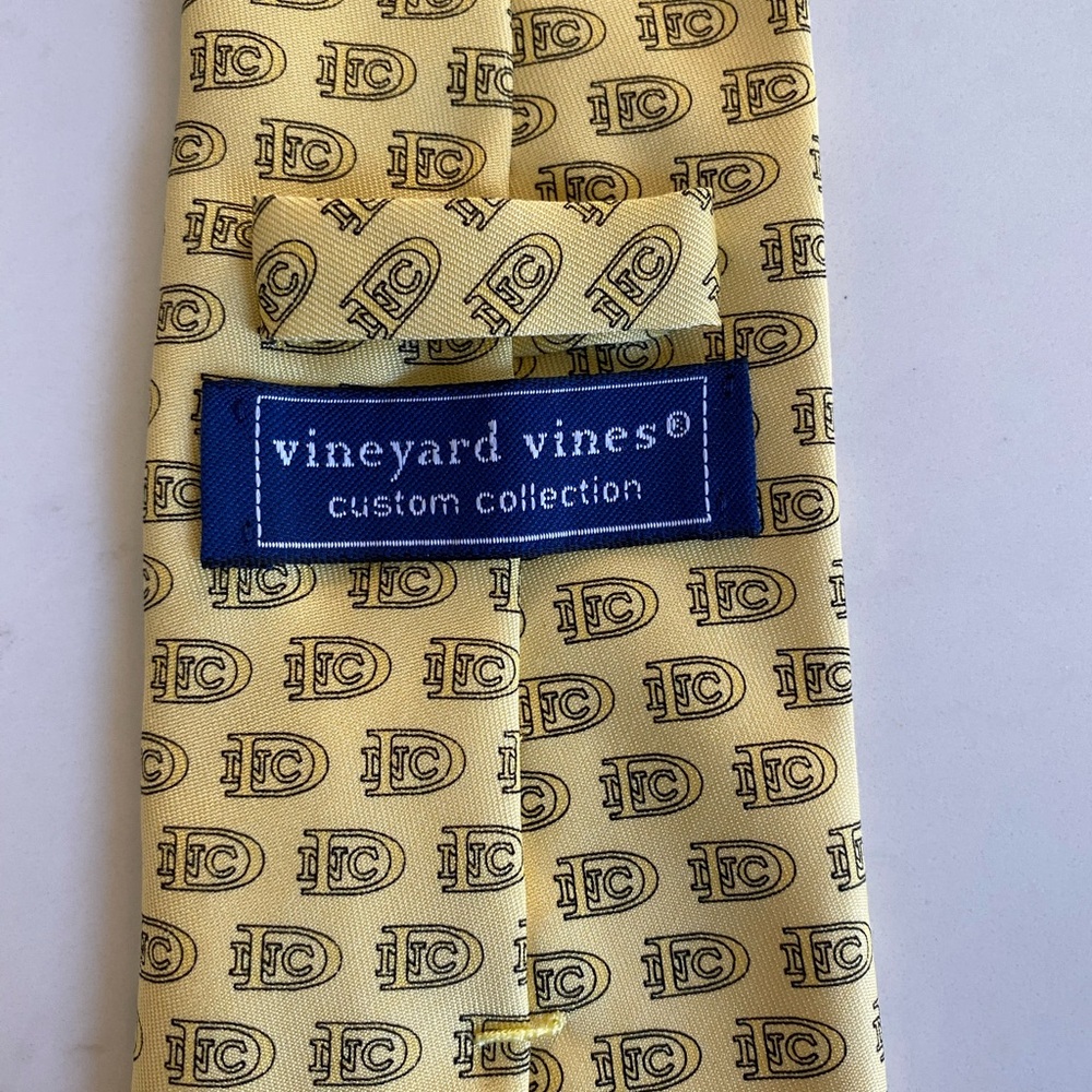 Vineyard Vines Yellow 100% silk Tie